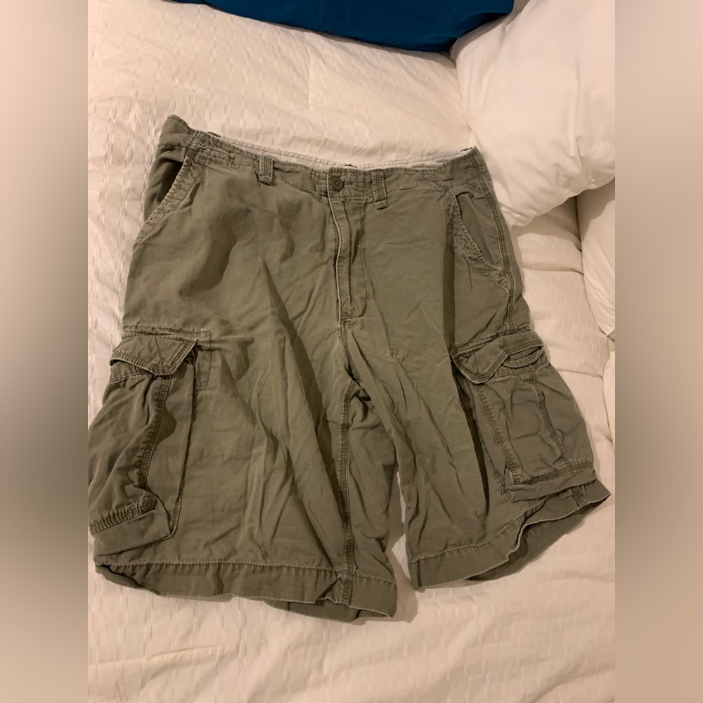 Men’s Polo Jeans Company by Ralph Lauren olive cargo shorts, size 38.